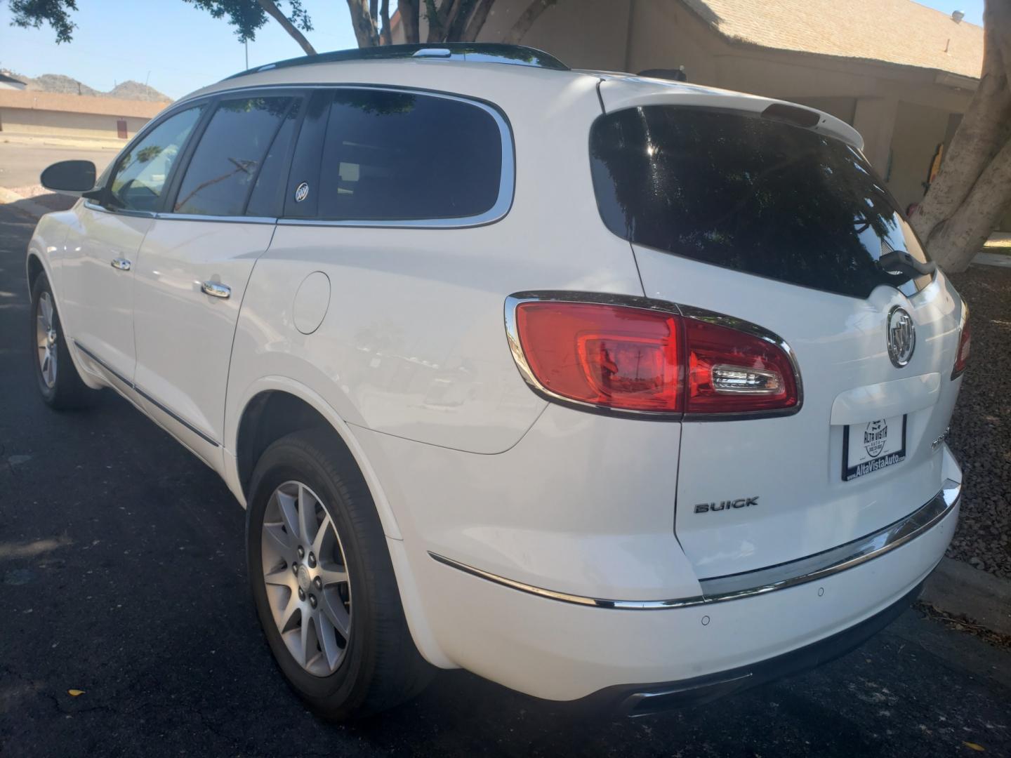 2017 WHITE /gray Buick Enclave (5GAKRBKD3HJ) with an 3.6L V6 DOHC 24V engine, 6-Speed Automatic transmission, located at 323 E Dunlap Ave., Phoenix, AZ, 85020, (602) 331-9000, 33.567677, -112.069000 - 2017 Buick Enclave,....... EXCELLENT condition, Ice Cold A/C, Clean Gray interior with Gray leather seats in near perfect condition, 3RD row seating, Rear AC, New brakes, Tune up, Touch screen Stereo/CD Player, Bluetooth, Phone sync, Backuup camera, Satellite compatible, Gorgeous tinted sunroof,This - Photo#5